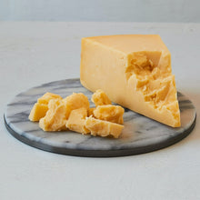 Load image into Gallery viewer, Quicke’s Mature Clothbound Cheddar (cow)🇬🇧
