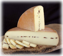 Load image into Gallery viewer, Raclette de Compton au Poivre (cow)🇨🇦