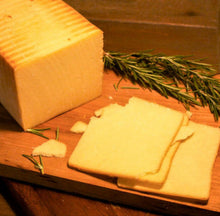Load image into Gallery viewer, PEI Appletree Smoked Cheddar (cow) 🇨🇦