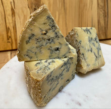 Load image into Gallery viewer, Clawson or Stevenson Stilton (blue - cow) 🇬🇧
