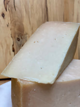 Load image into Gallery viewer, Lindsay Goat Cheddar (goat) 🇨🇦
